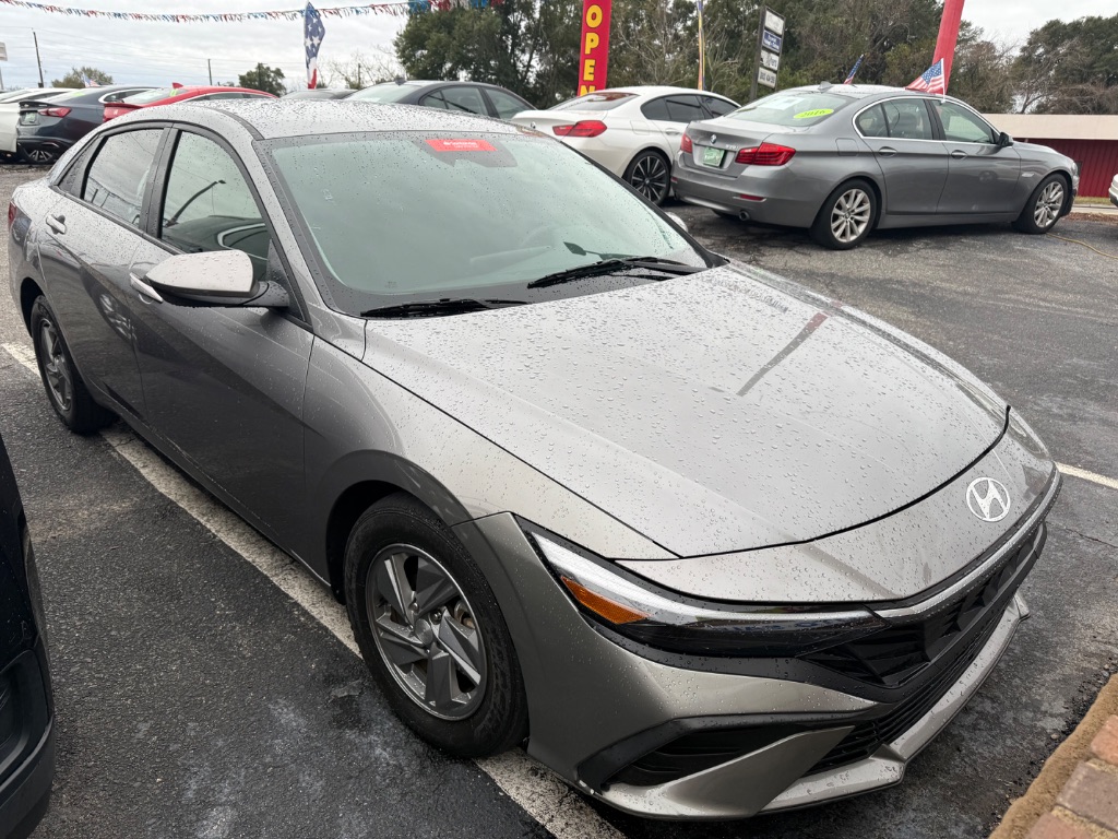 2024 Hyundai Elantra SE's photo